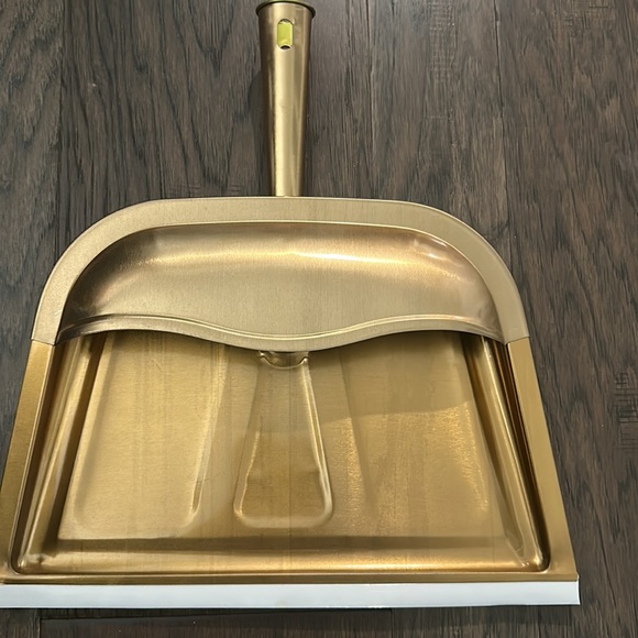 Range Kleen MFG INC DP1UC Dust Pan Details color Gold
LxWxH 2 x 11.8 x 11.8 in - Picture 4 of 4